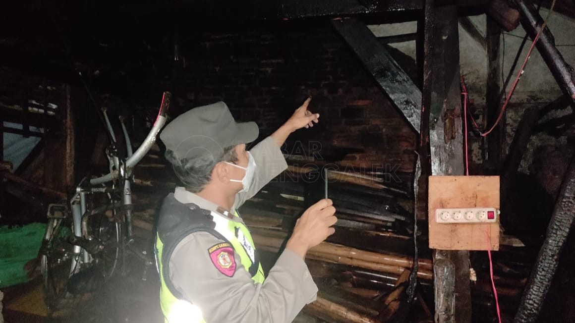 Dapur Milik Warga Panggul Terbakar Saat Sholat, Ini Kronologinya 1 Pihak kepolisian menunjukkan adanya kebakaran