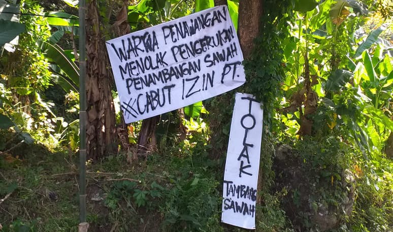 Sambut DPR RI dengan Poster Tolak Tambang, Aksi Warga Desa Penawangan Semarang Dibubarkan Paksa 1 Poster Tolak Tambang Padas di Desa Penawangan Semarang