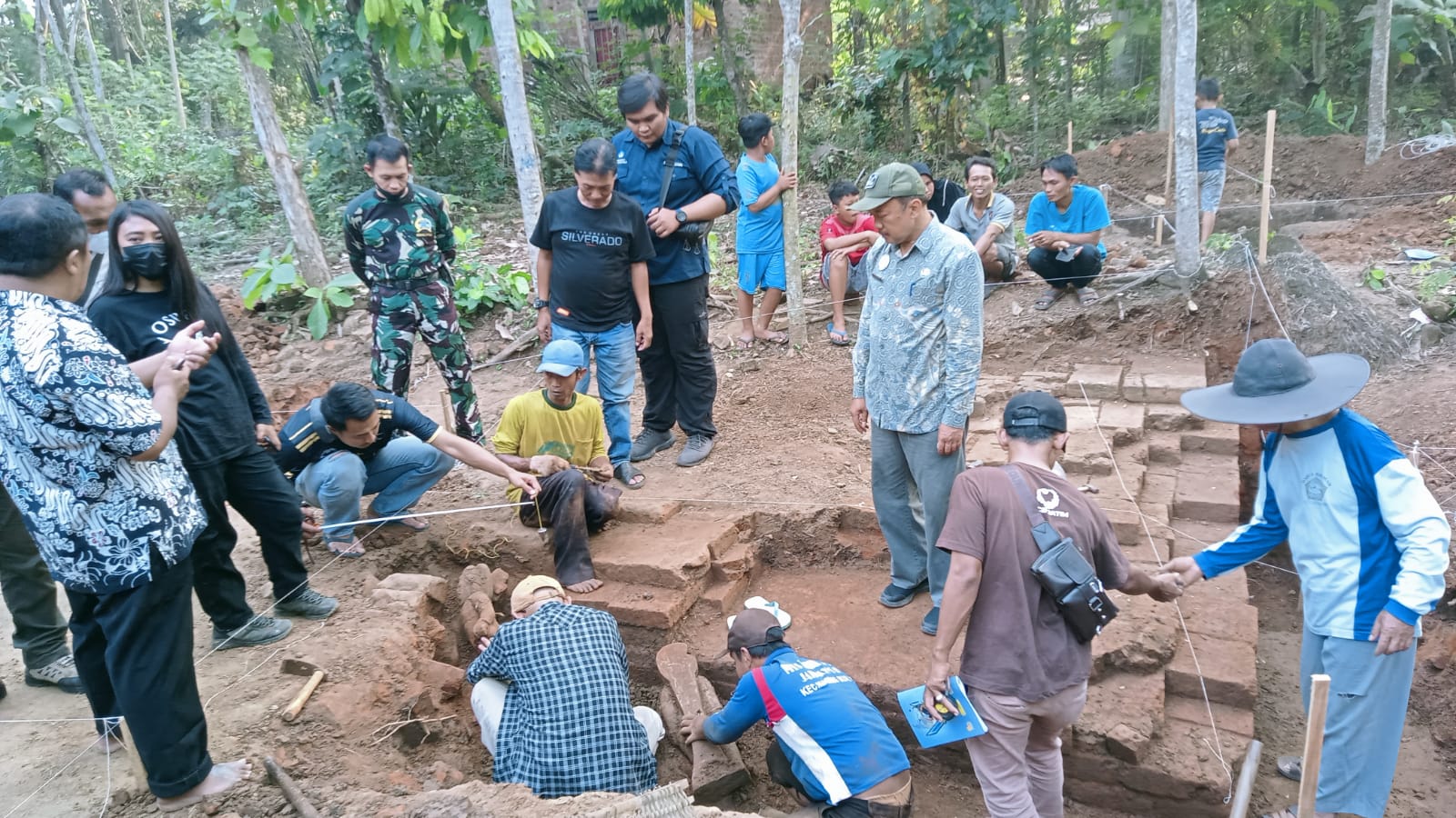 Batu Merah dan Arca Jadi Temuan Ekskavasi Situs Gondang Trenggalek 5 Proses evakuasi temuan arca baru di Situs Gondang Trenggalek
