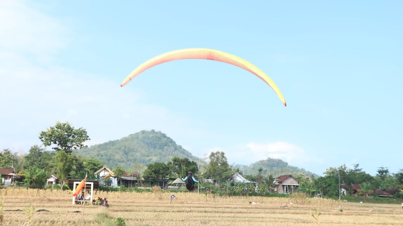 Warga Ngentrong Bungah Menyaksikan Kejurnas Paralayang di Trenggalek 1 Proses landing atlet paralayang di Trenggalek