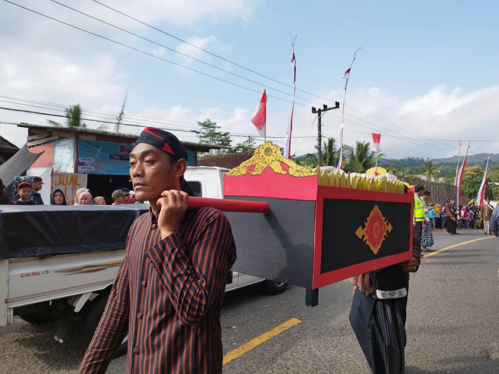 Tingginya Antusiasme Warga dalam Gebyar Suro Ngitung Batih di Kecamatan Dongko 1 Takir plontang ditandu oleh peserta arak-arakan