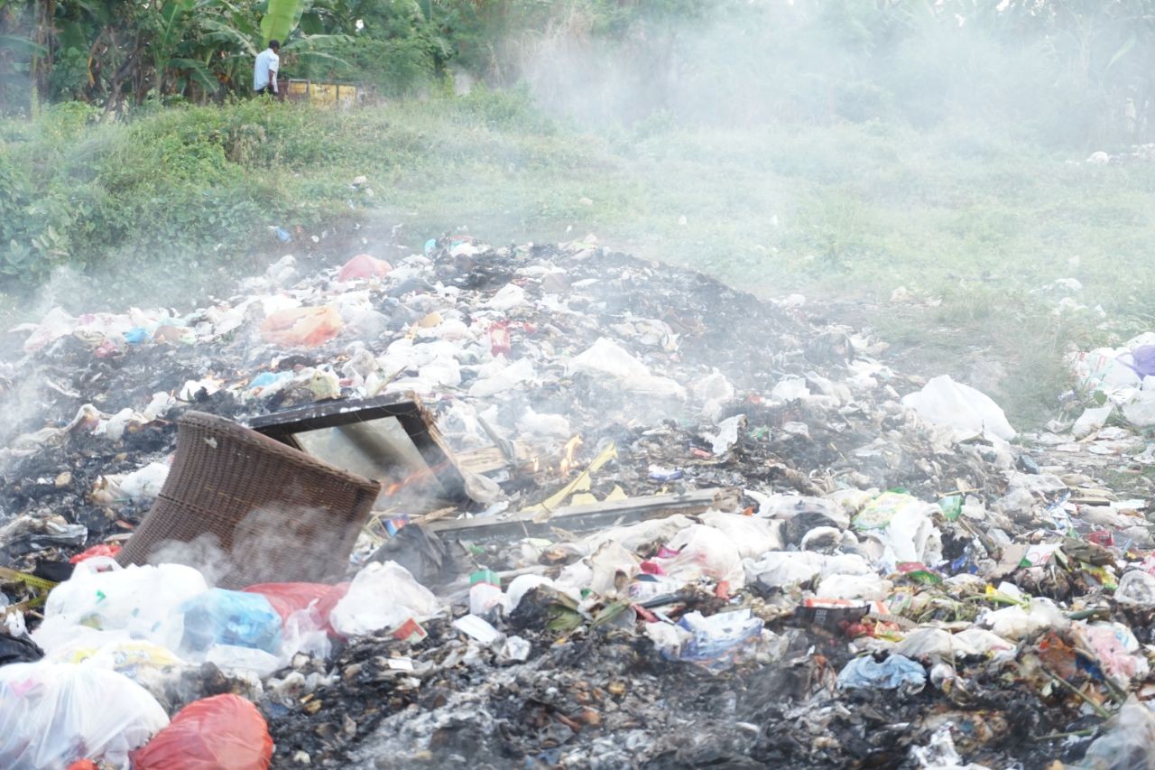 4.100 Besek dari Trenggalek Didistribusikan ke Surabaya untuk Idul Adha Bebas Plastik 1 Tumpukan sampah yang dibakar