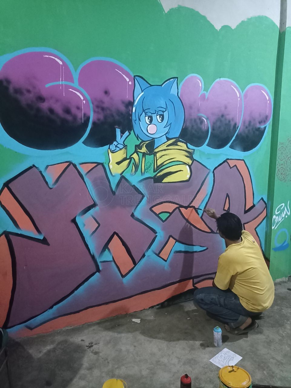 Tak Sekedar Coretan, Wall Wull Street Ciptakan Karya Seni untuk Eksistensi Pemuda Trenggalek 11 YXSA sedang proses menyelesaikan gambarnya