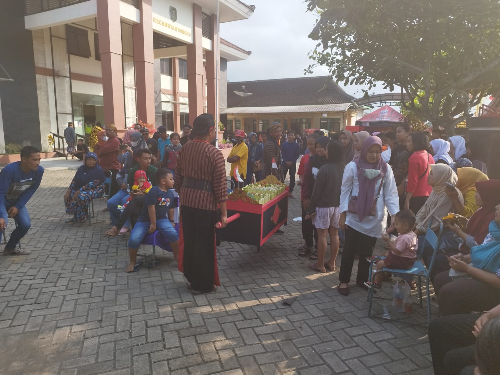 Makna Ngitung Batih dan Takir Plontang di Kecamatan Dongko Trenggalek 2 Ambeng dibagikan kepada warga
