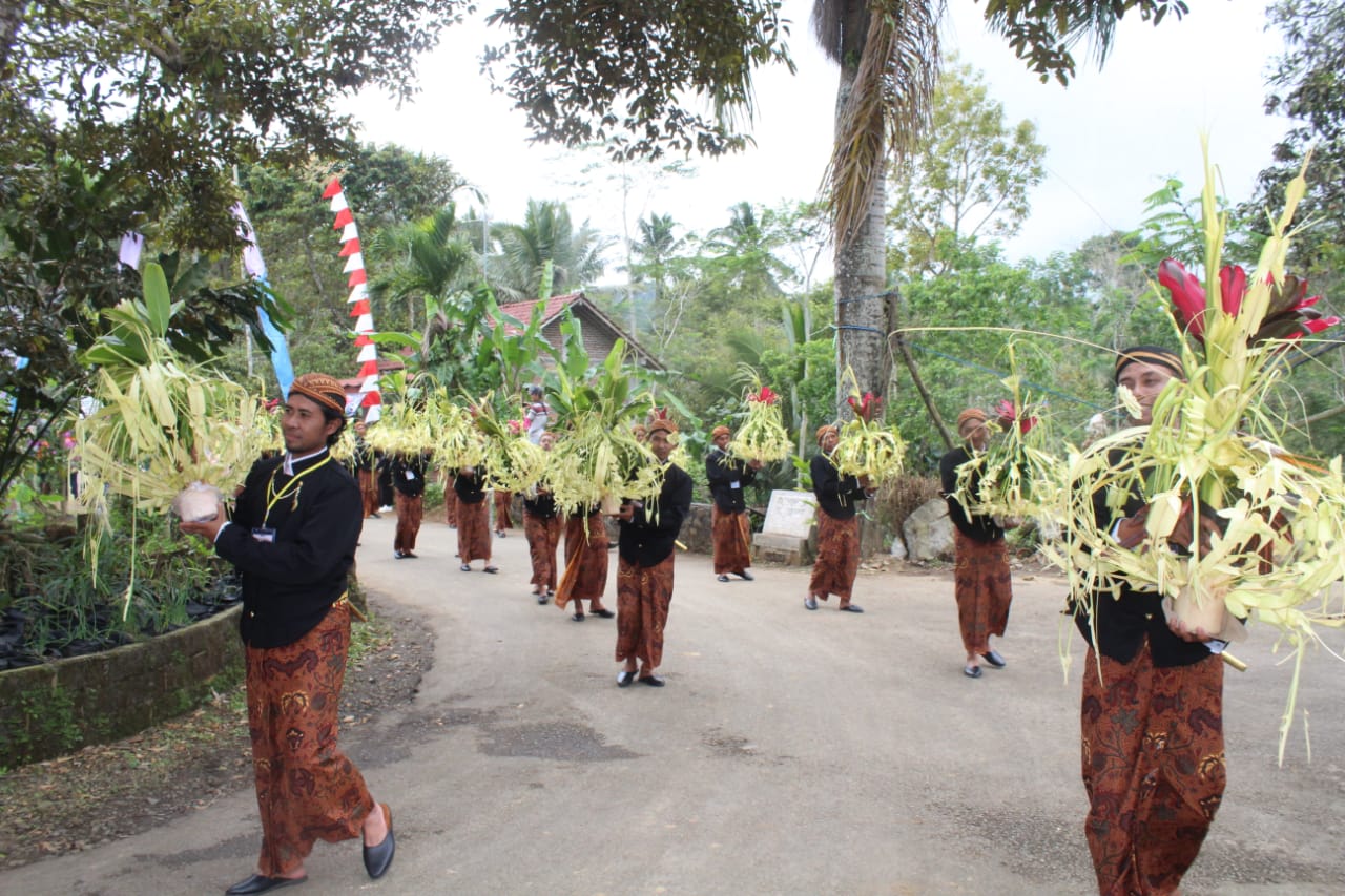 Ragam Budaya Trenggalek: Kirab 'Sekar Wijoyo Kusumo' Ikon Desa Surenlor 1 Budaya kirab 'Sekar Joyo Mulyo', warga Desa Surenlor