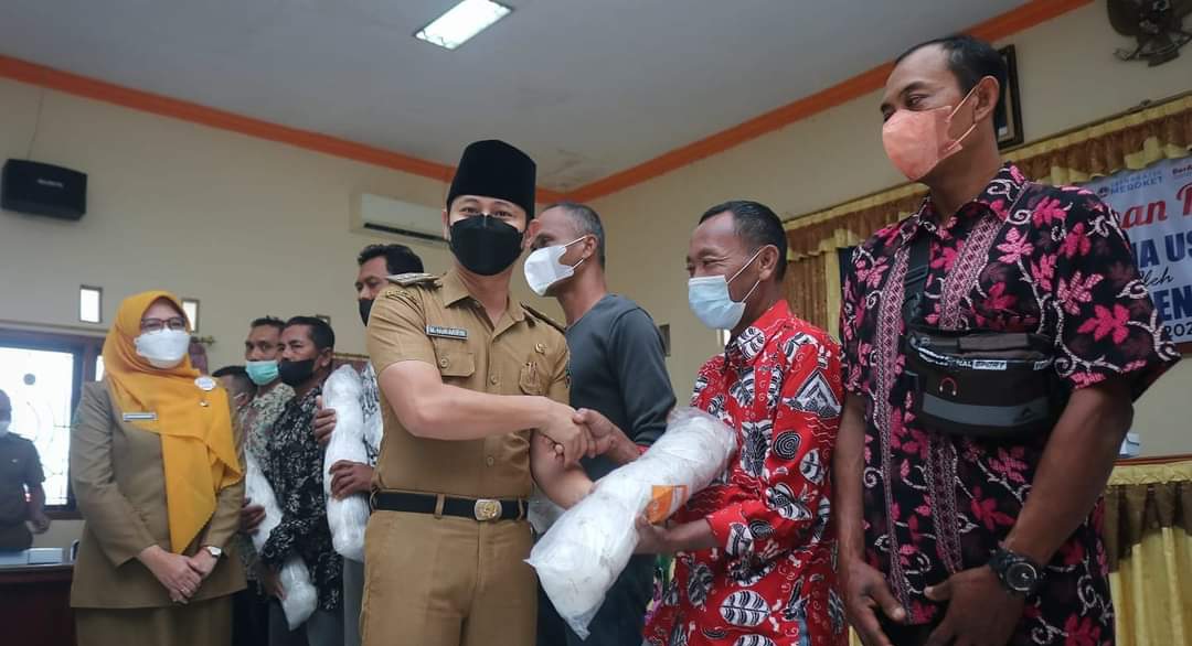 Nelayan Trenggalek Dapat Bantuan Sarpras Perikanan dari Bupati, Apa Saja Sih? 1 Bupati Trenggalek, Mochamad Nur Arifin menyerahkan sarpras perikanan kepada nelayan