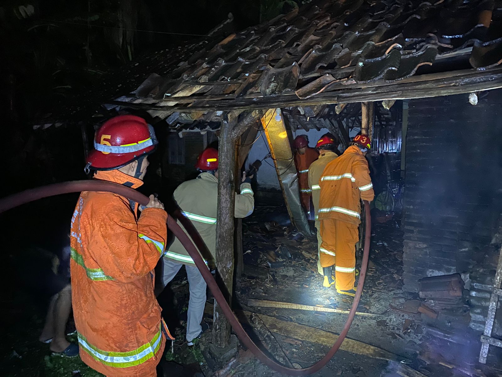 Kronologi Tempat Pembakaran Bata di Gandusari Dilahap Si Jago Merah 1 Damkar Trenggalek membawa selang untuk memadamkan api