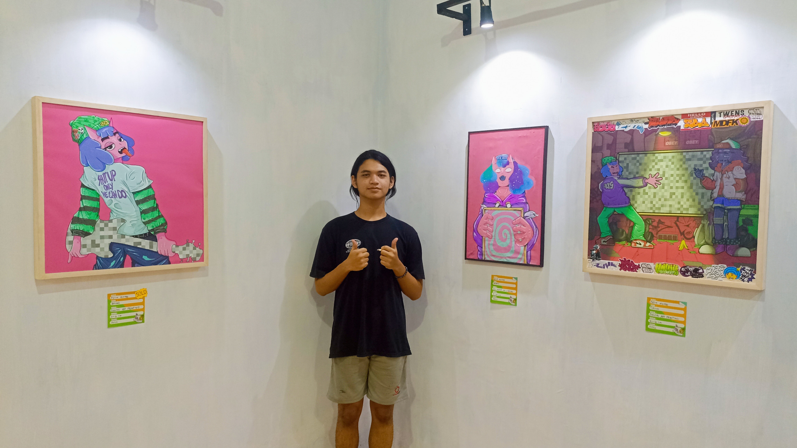Pameran Belang Tiga: Seniman Muda Trenggalek Ekspresikan Kegelisahan Menjadi Lukisan 7 Felix Alvaro dan karya lukisnya