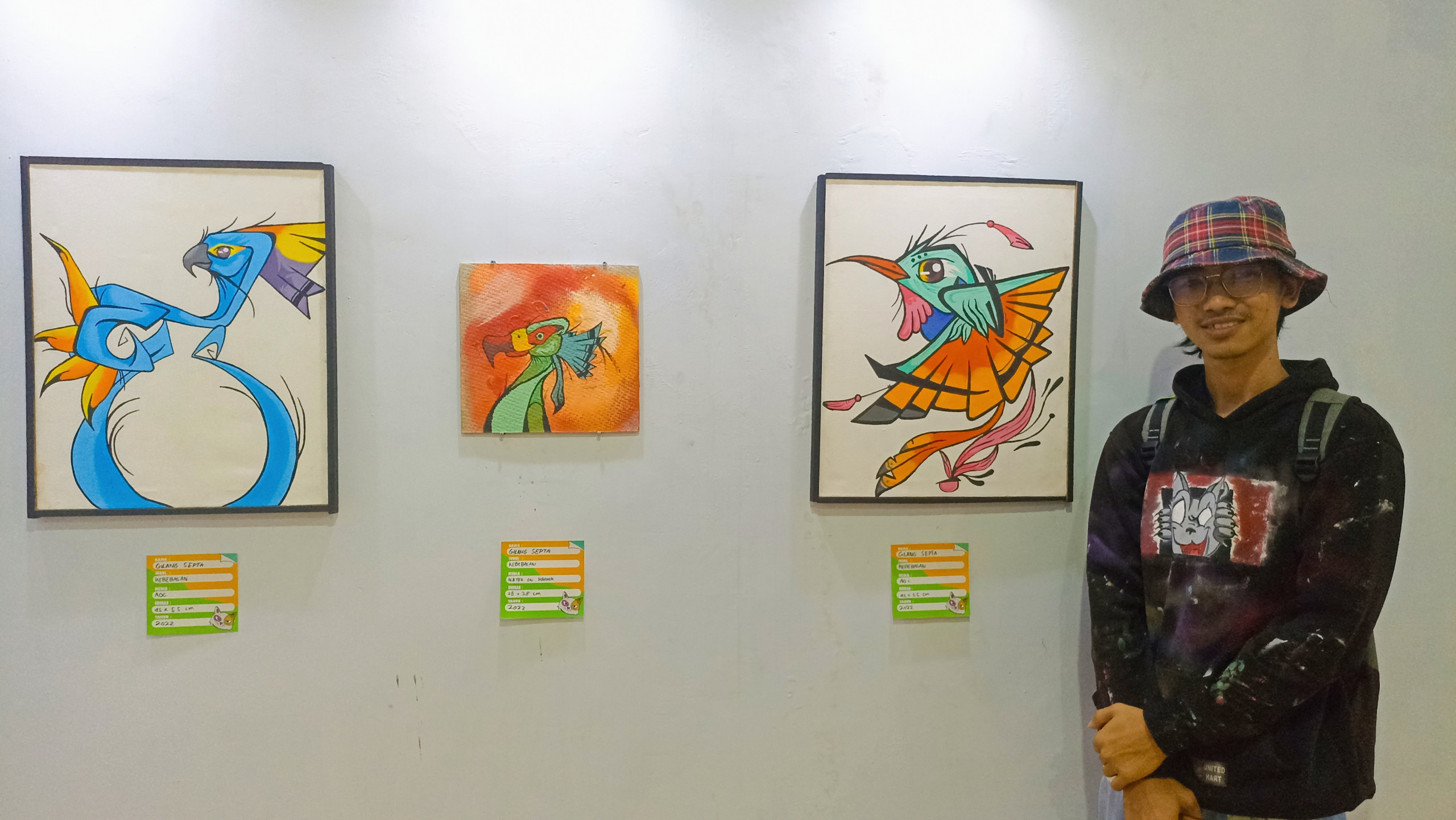 Pameran Belang Tiga: Seniman Muda Trenggalek Ekspresikan Kegelisahan Menjadi Lukisan 13 Gilang Septa dan karya lukisnya