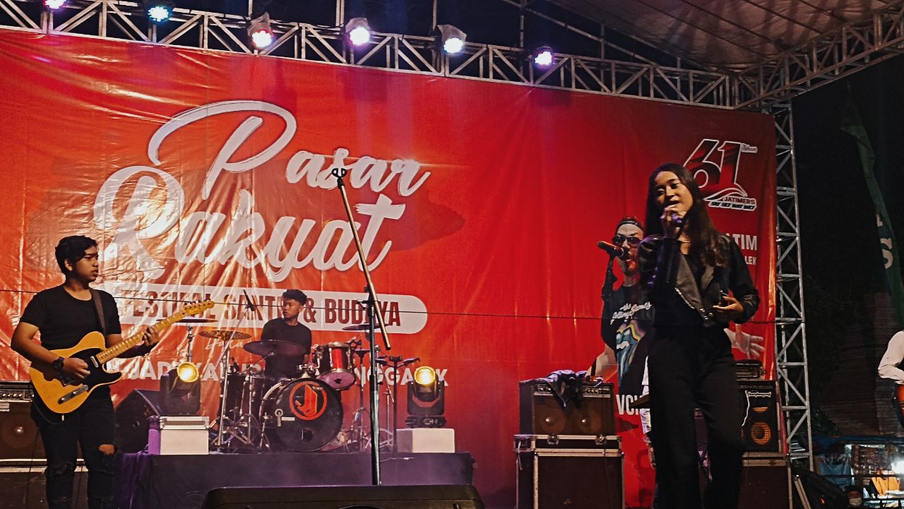 Ribuan Masyarakat Menikmati Malam Minggu di Pasar Rakyat Trenggalek 2022 2 Grup Band anak muda menyanyikan lagu Ojo Dibandingke