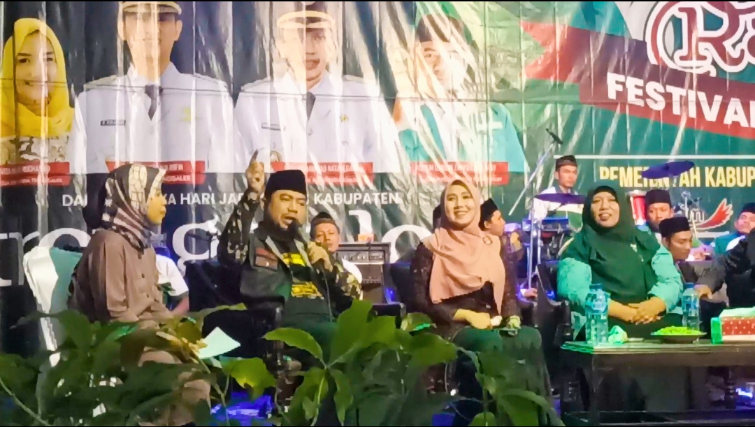 Suara Tolak Tambang Emas Gemparkan Pasar Rakyat Trenggalek 3 Gus Zaki mengedukasi masyarakat tentang ancaman tambang emas