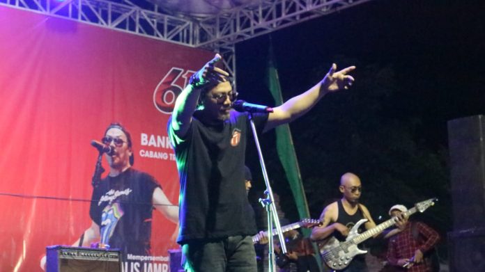 Krisyanto Jamrud saat konser di Pasar Rakyat Trenggalek