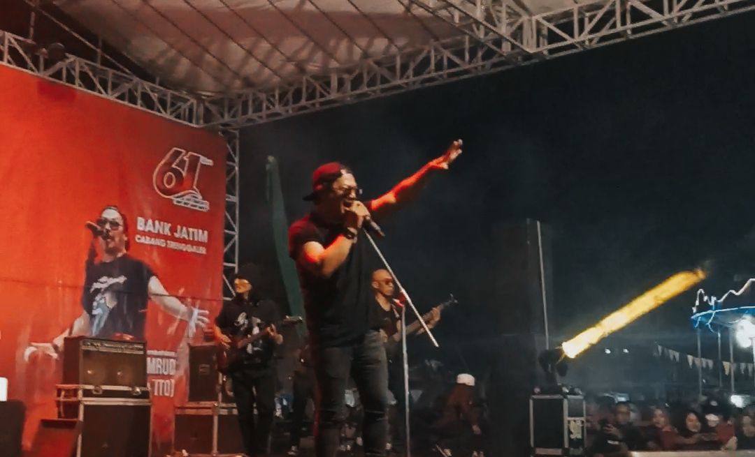 Ribuan Masyarakat Menikmati Malam Minggu di Pasar Rakyat Trenggalek 2022 3 Krisyanto, vokalis Jamrud menyanyikan lagu dengan semangat