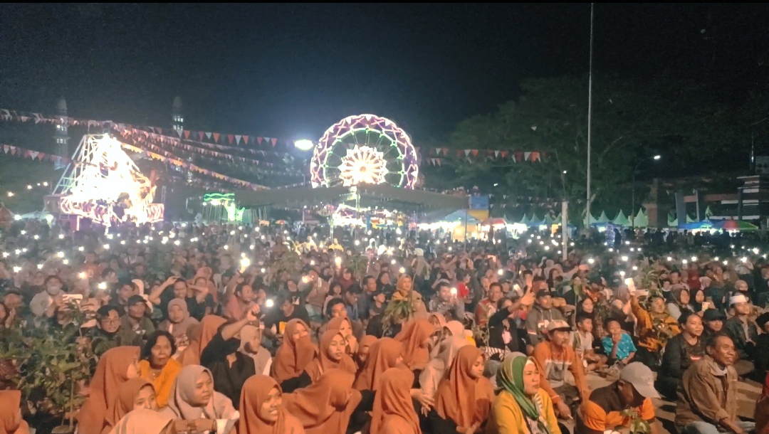 Suara Tolak Tambang Emas Gemparkan Pasar Rakyat Trenggalek 4 Masyarakat yang hadir di kegiatan Pasar Rakyat Trenggalek