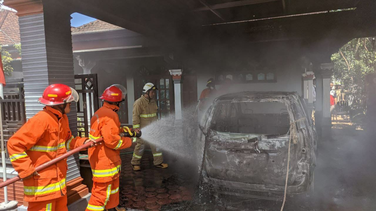 Mobil terbakar di Kecamatan Kampak
