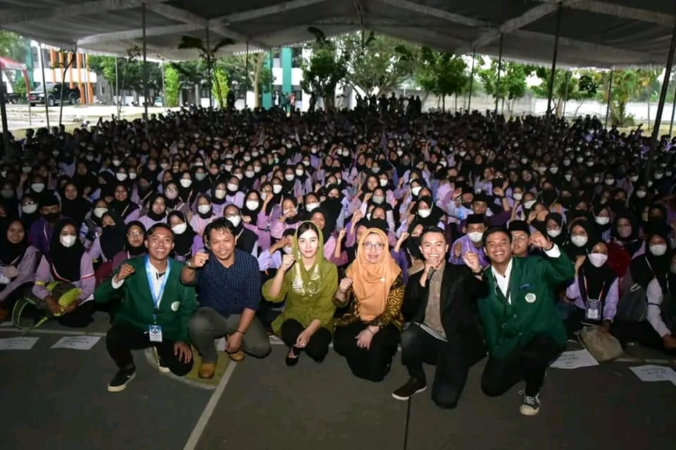 Sudah Tahu? Ternyata Novita Hardini Pernah Berjualan Kerupuk saat Kecil 1 Novita Hardini bersama 1500 mahasiswa baru UIN Tulungagung
