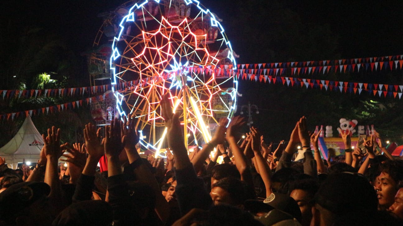 Krisyanto Jamrud Obati Kangen Konser Masyarakat Trenggalek 1 Para penonton menikmati konser Krisyanto Jamrud