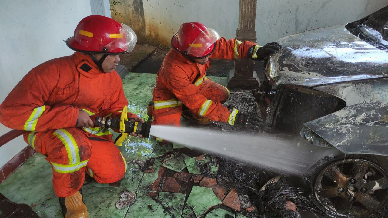 Kronologi Mobil Terbakar di Kecamatan Kampak 1 Pemadam Kebakaran Trenggalek memadamkan mobil yang terbakar