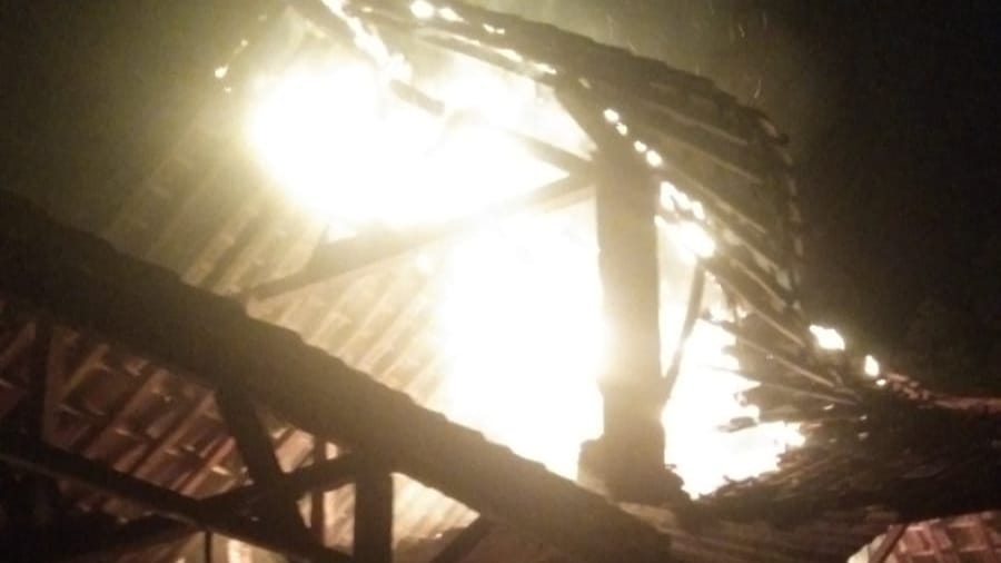Detik-Detik, Atap Cubung Genteng di Trenggalek Terbakar 1 Penampakan cubung genteng di Trenggalek