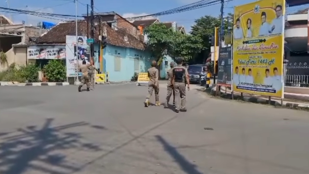 Jadi Temuan Badan Pemeriksa Keuangan, Pemkab Trenggalek Pentelengi Reklame Liar 1 Penertiban reklame liar di Trenggalek