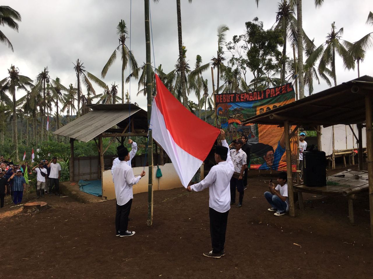 Peringati HUT RI ke-77, Sebagian Warga Pakel Banyuwangi Belum Rasakan Kemerdakaan 1 Pengibaran bendera upacara HUT RI ke-77 di Pakel Banyuwangi