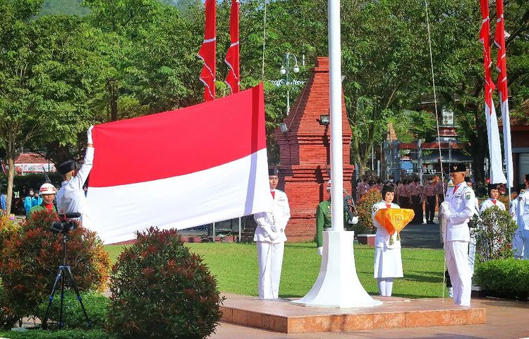 Pidato Bupati Trenggalek dalam Upacara Bendera Memperingati HUT RI ke-77 1 Pengibaran bendera upacara HUT RI ke-77 di Trenggalek
