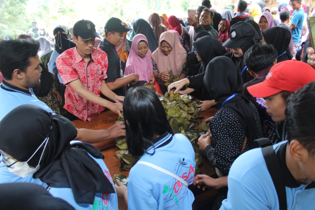 Ragam Budaya Trenggalek: Kirab 'Sekar Wijoyo Kusumo' Ikon Desa Surenlor 2 Penyajian Nasi Gegog dalam kirab 'Sekar Joyo Mulyo'