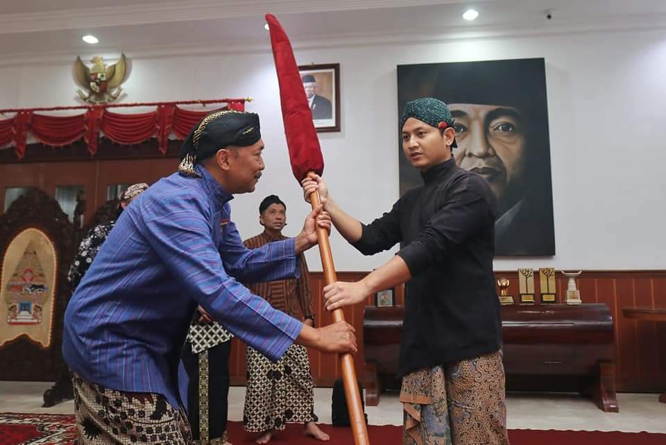 Jelang Kirab Hari Jadi Trenggalek ke-828, 2 Pusaka Dibersihkan 1 Penyerahan pusaka oleh Bupati Trenggalek ke Kepala Disparbud
