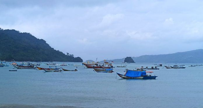 Perahu-perahu nelayan di Pantai Karanggongso Trenggalek