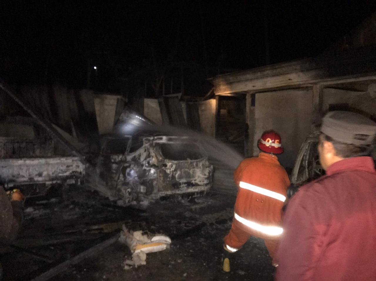 Detik Detik Mobil dan Rumah Warga di Watulimo Terbakar 2 Proses pemadaman api di mobil
