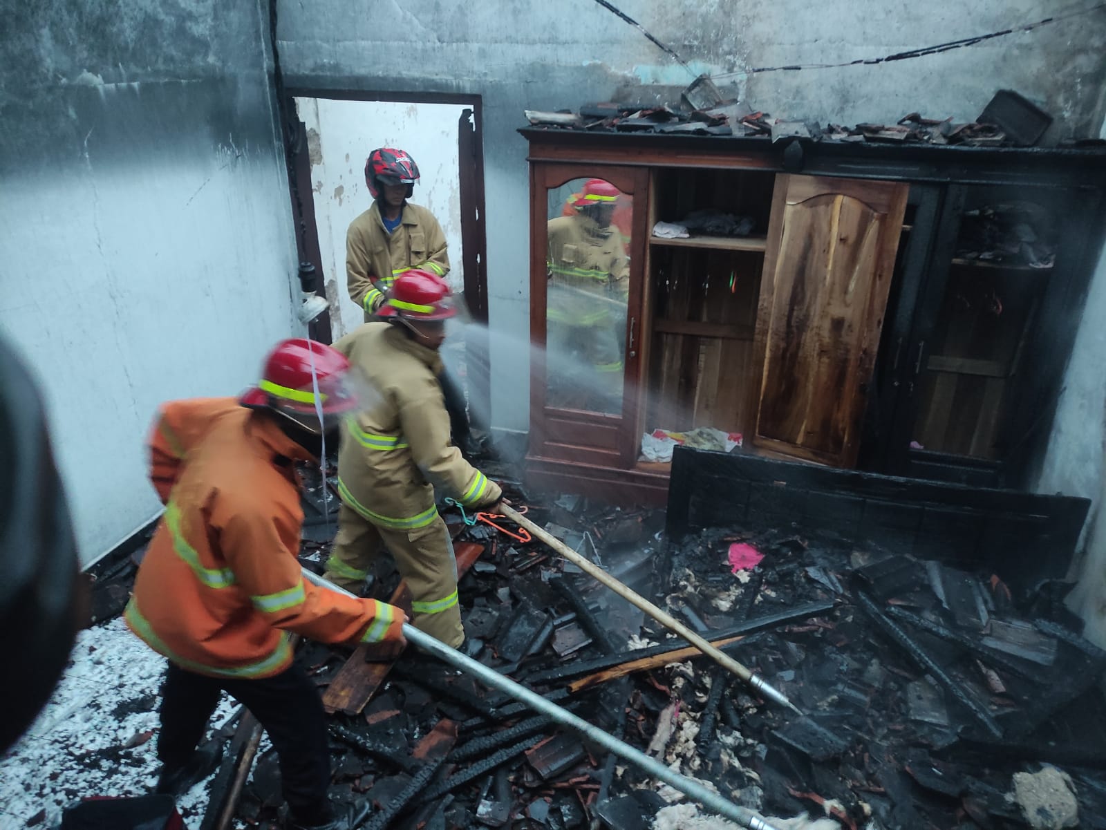 Detik Detik Mobil dan Rumah Warga di Watulimo Terbakar 1 Proses pemadaman api di rumah