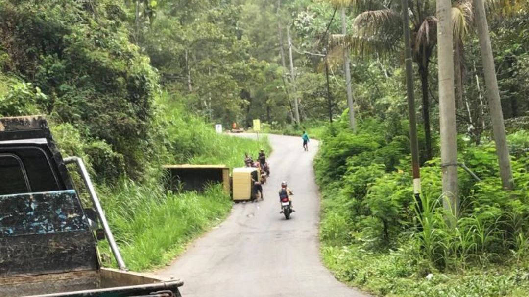 As Roda Patah, Truk Terperosok di Leter S Jalur Kampak-Munjungan Trenggalek 1 Truk terperosok di Leter S Jalur Kampak-Munjungan