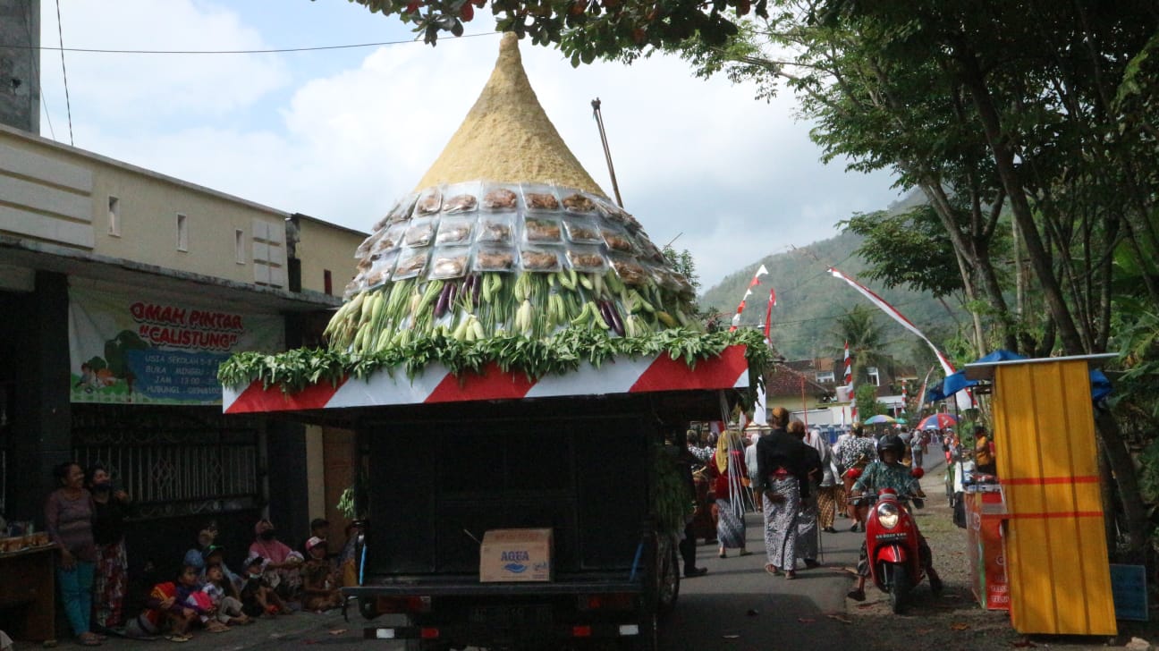 Wujud Rasa Syukur, 1000 Lodho Khas Trenggalek Diarak Kampung 2 Tumpeng lodho raksasa dalam karnaval di Desa Kedungsigit