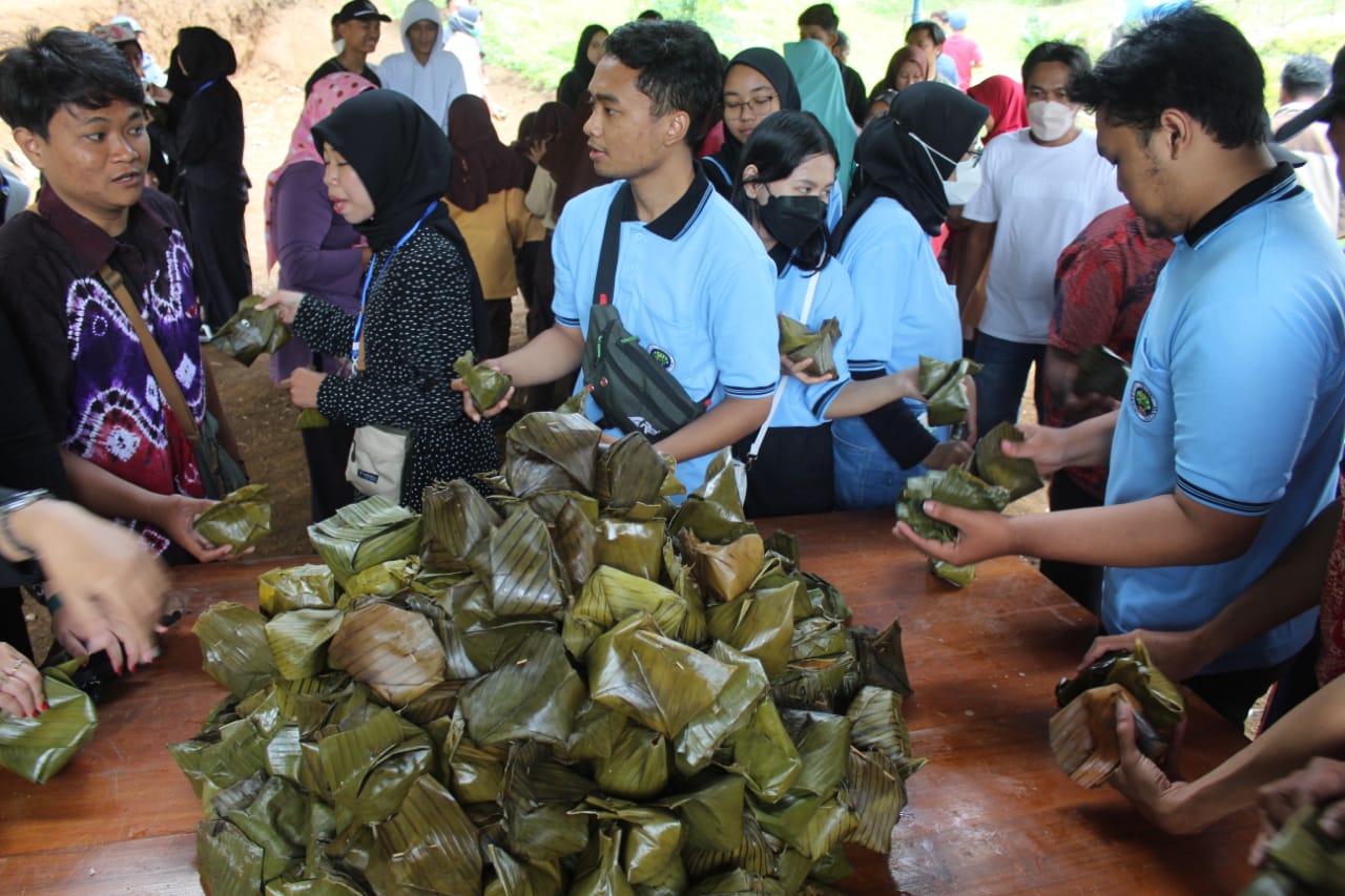 Hari Jadi Trenggalek, Warga Surenlor Bendungan Sajikan 828 Nasi Gegog 1 Tumpukan nasi gegog dalam peringatan Hari Jadi Trenggalek