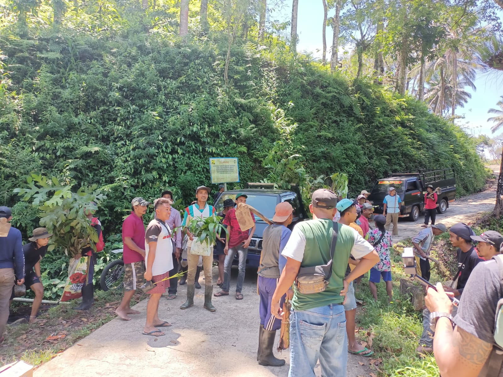 Rukun Tani Sumberejo Pakel Menanam Bersama di Area Lindung Lahan Reklaiming 1 Puluhan warga Desa Pakel menanam pohon bersama