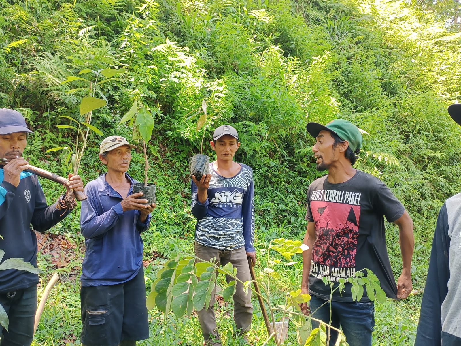 Rukun Tani Sumberejo Pakel Menanam Bersama di Area Lindung Lahan Reklaiming 2 Warga Desa Pakel Banyuwangi menanam pohon bersama di lahan reklaiming