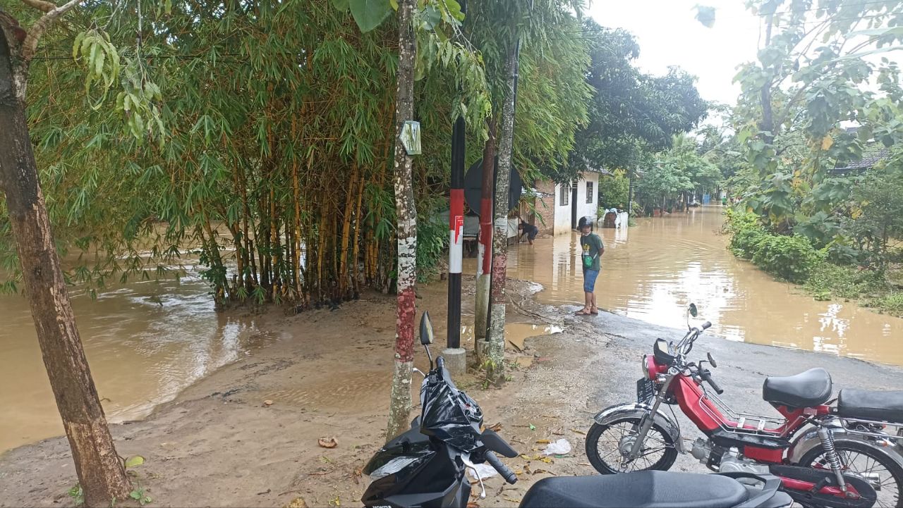 Video Detik-Detik Jembatan Merah Putih Tamanan Ambrol Tergerus Derasnya Air Sungai 2 Air banjir di sekitar Jembatan Merah Putih Tamanan meluap