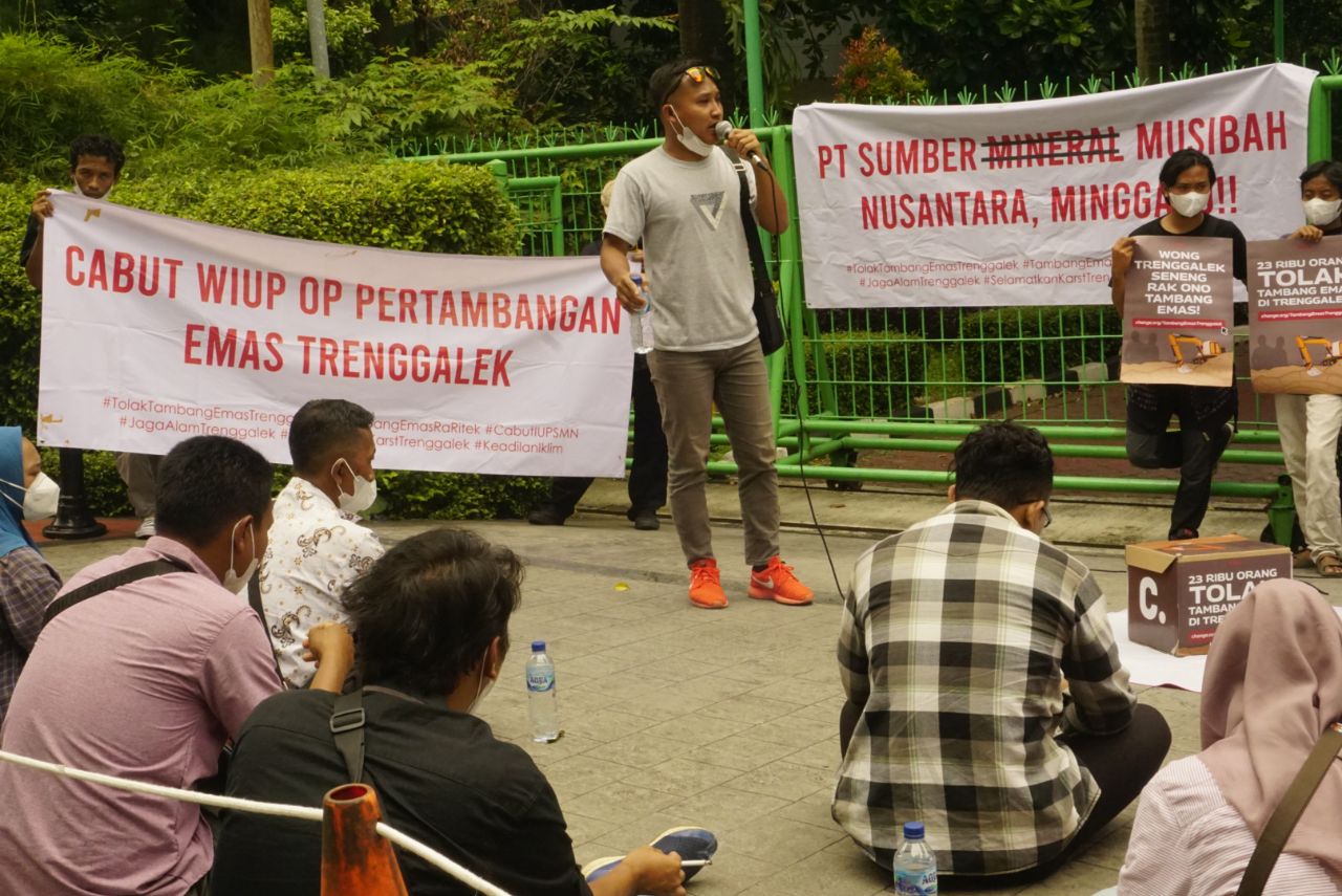 Kementerian Lingkungan Hidup dan Kehutanan Apresiasi Perjuangan Tolak Tambang Emas PT SMN di Trenggalek 2 Aksi tolak tambang emas di KLHK