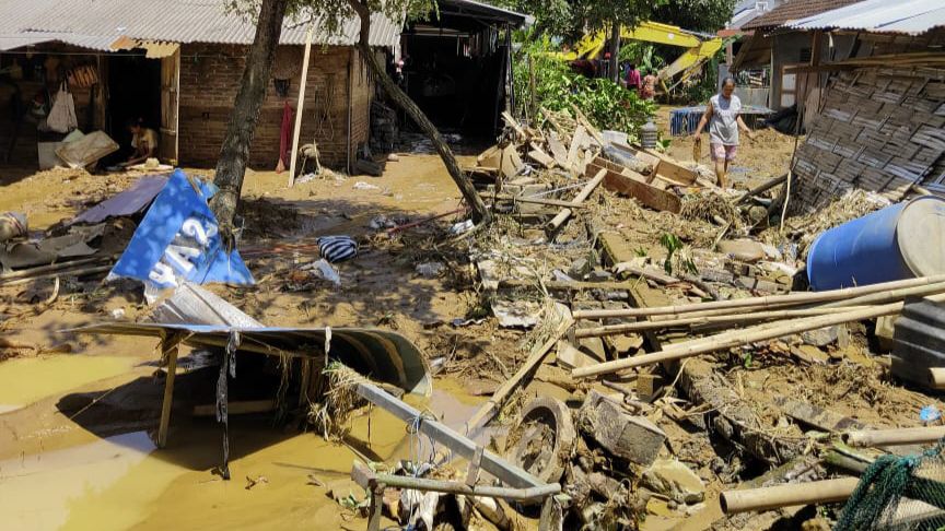 Banjir Bandang di Watulimo Trenggalek, Jalan Tak Bisa Dilewati, Rumah Hancur dan Warga Kesulitan Makan 4 Banjir bandang hancurkan rumah warga Dusun Tambakan