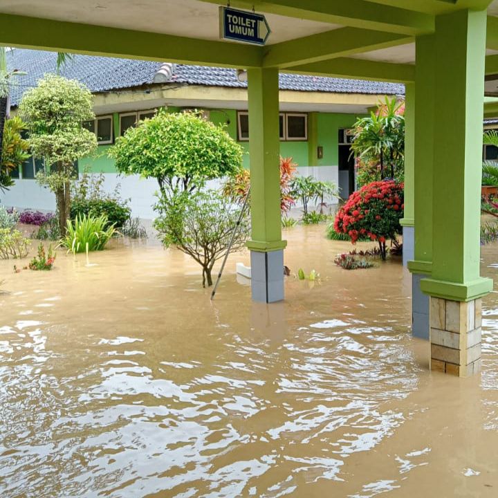 Hujan Deras Semalam, Banjir Rendam Rumah Sakit Trenggalek 2 Banjir memasuki ruangan di RSUD Dr Soedomo Trenggalek