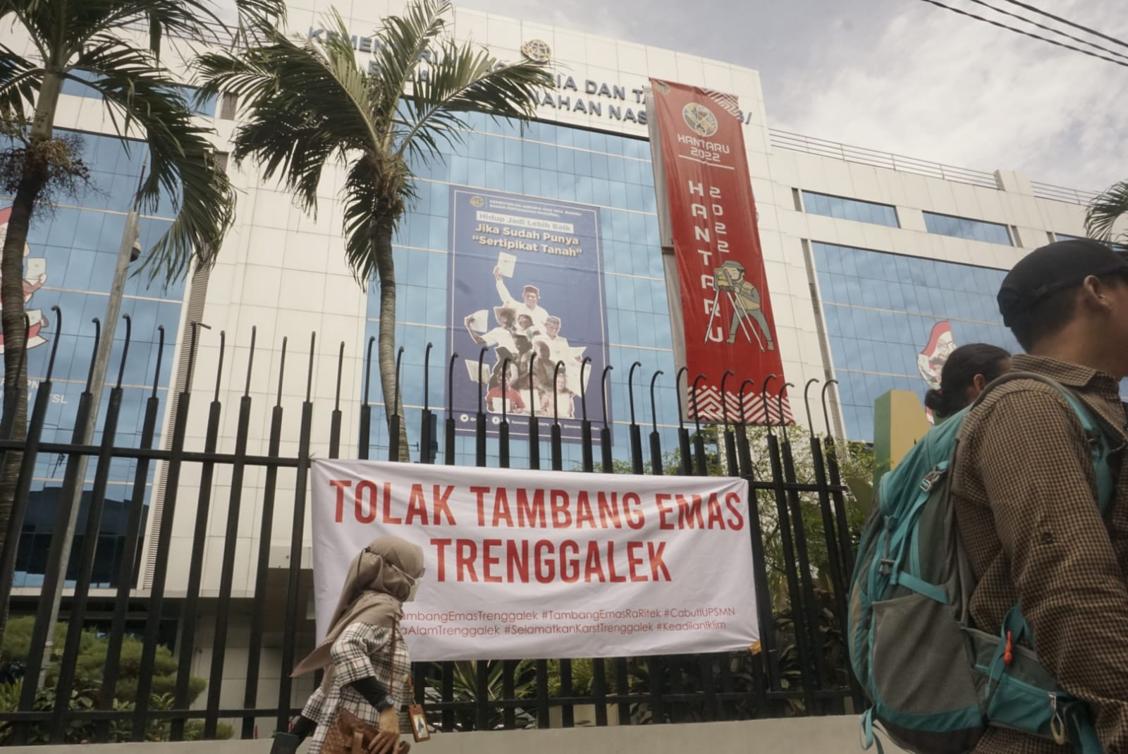Tolak Tambang Emas Trenggalek Sampai di Gedung Menteri ATR/BPN Jakarta 1 Bentangan banner tolak tambang emas Trenggalek di ATR BPN