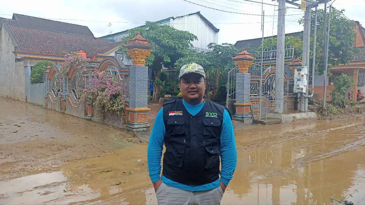 Korban Banjir Bandang Masih Kesulitan Makan, SYD Trenggalek Bagikan Nasi Bungkus dan Bahan Pokok 2 Dhian Eko Prasetyo anggota Sahabat Yatim Dhuafa Trenggalek