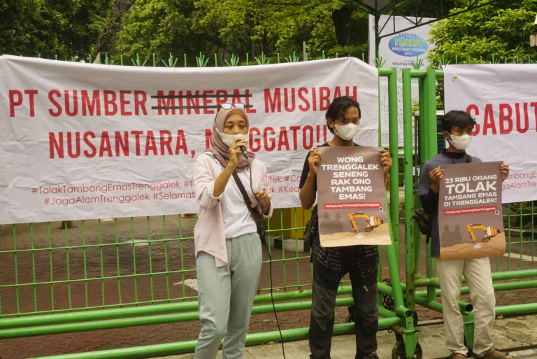 Sholawat Asyghil, Gemparkan Aksi Tolak Tambang Emas Trenggalek di KLHK Jakarta 1 Dian Meiningtias suarakan dampak tambang terhadap perempuan