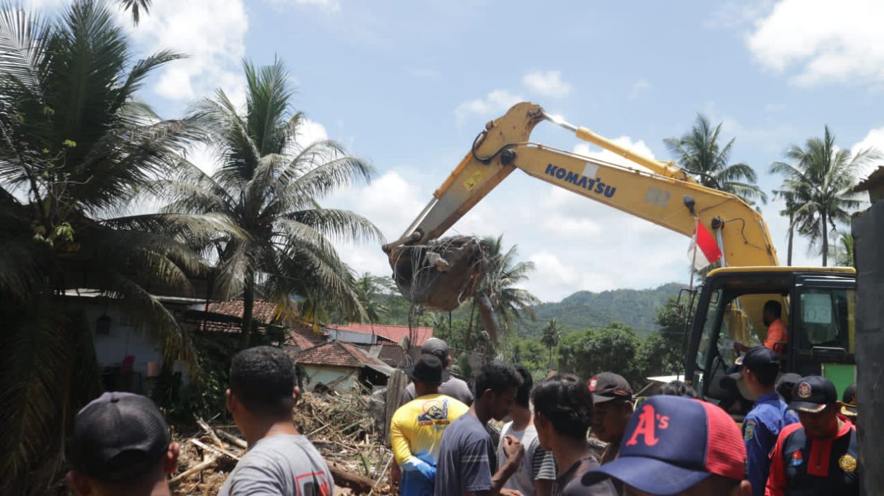 Warga Bergotong Royong Membersihkan Material Sisa Banjir di Watulimo 1 Ekskavator membersihkan material sisa banjir di Watulimo