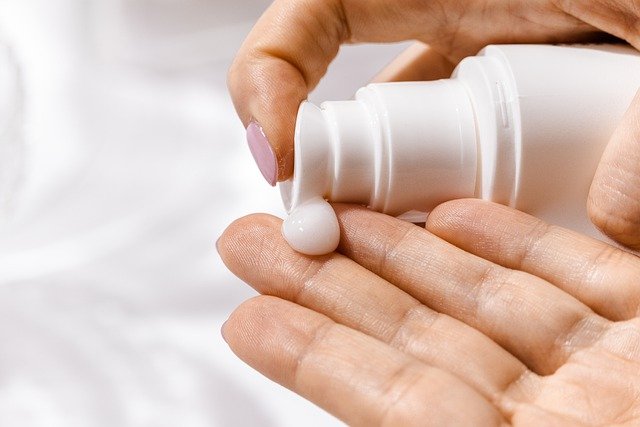 7 Rahasia Memakai Parfum Supaya Wanginya Tahan Lama 3 Ilustrasi memakai body lotion