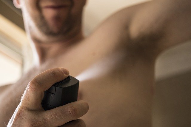 7 Rahasia Memakai Parfum Supaya Wanginya Tahan Lama 2 Ilustrasi memakai deodorant