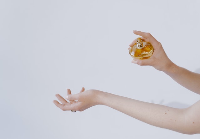 7 Rahasia Memakai Parfum Supaya Wanginya Tahan Lama 4 Ilustrasi memakai parfum di pergelangan tangan