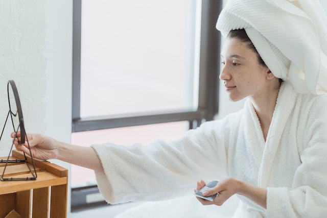 7 Rahasia Memakai Parfum Supaya Wanginya Tahan Lama 1 Ilustrasi memakai parfum setelah mandi