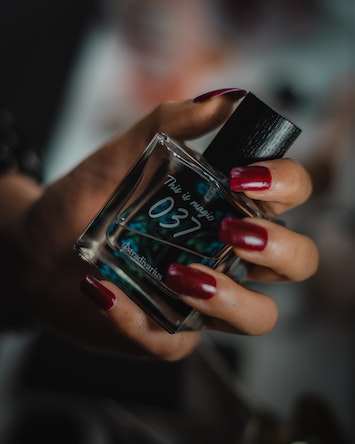 7 Rahasia Memakai Parfum Supaya Wanginya Tahan Lama 5 Ilustrasi memakai parfum