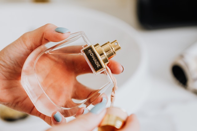 7 Rahasia Memakai Parfum Supaya Wanginya Tahan Lama 6 Ilustrasi parfum wangi